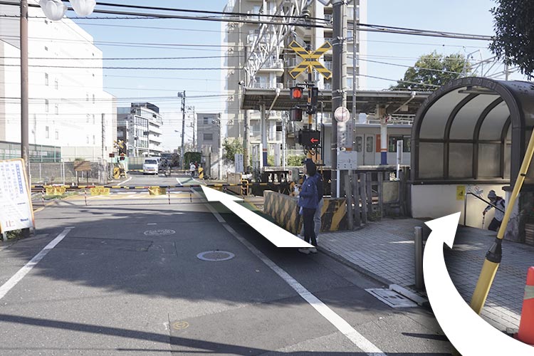 2.踏切をわたります。踏切が空いていない場合は地下道をご利用ください。