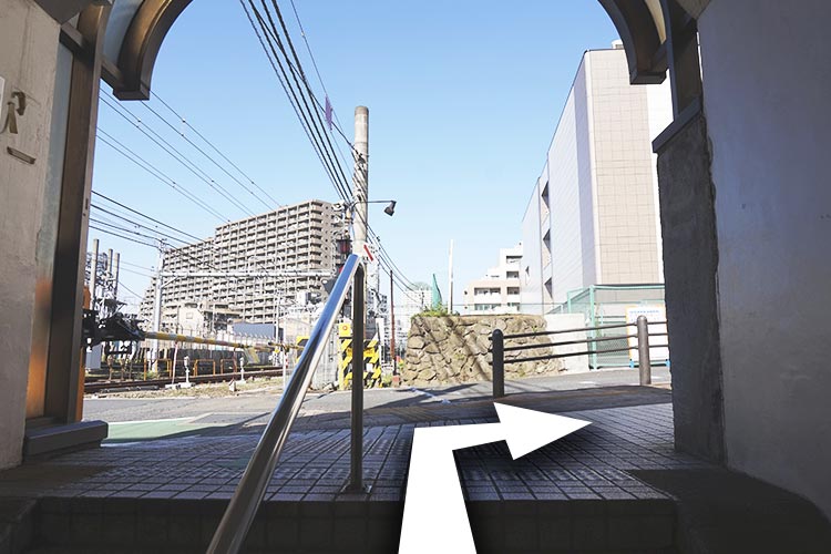 5.地下道を出て右にまがります。