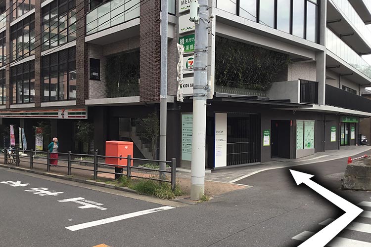 8.ビルの側道沿いに入口があります。